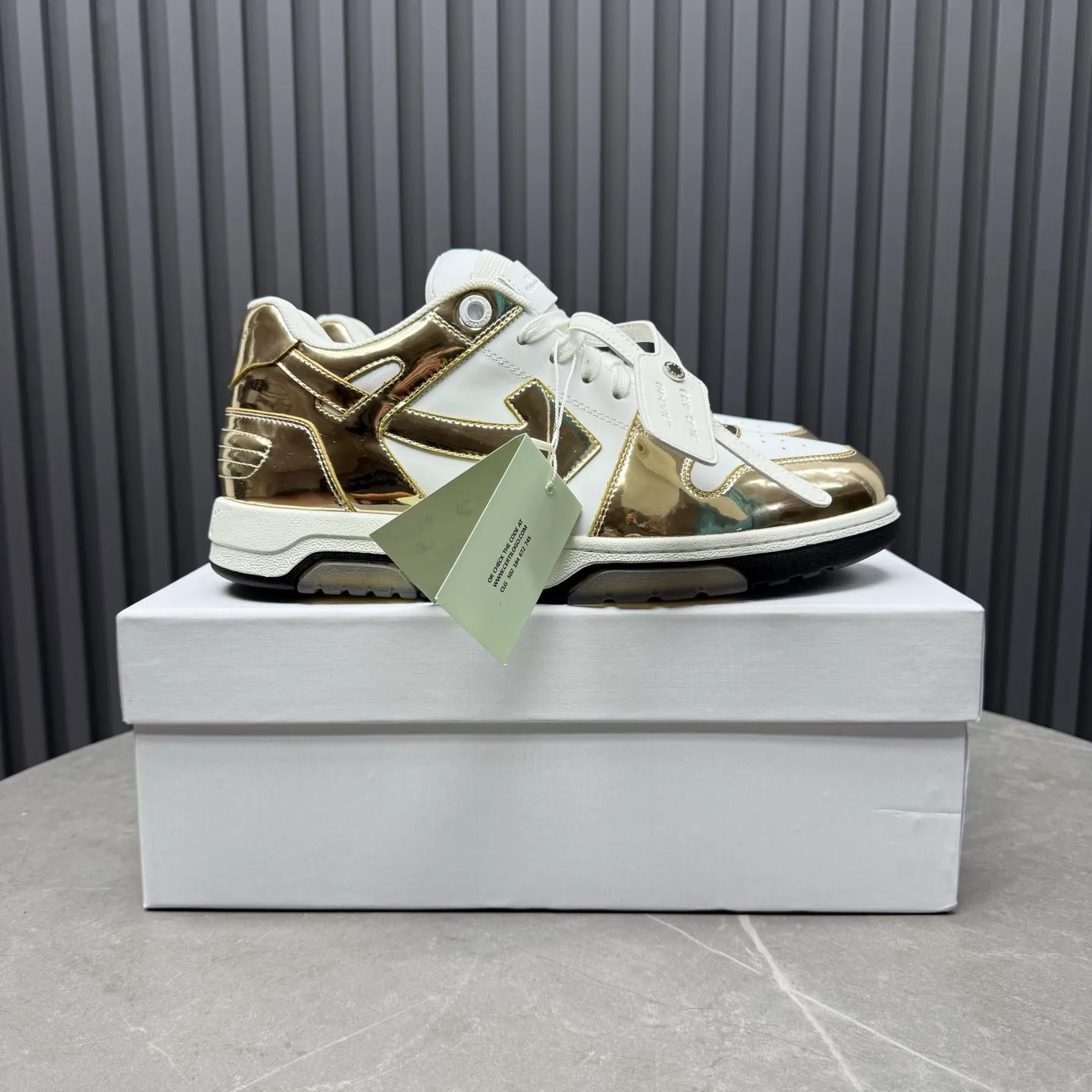 【off- white】P: 620💰Couple model👫, Size: 35-44 (Customized for men 38.45.46) High-quality version👊 "Out of office" series original molding, original lasting, production process 1:1 Original ➰OFF GRAY WHITE OW ➰ First-layer cowhide Imported skin-friendly and environmentally friendly polyester mesh Original molding high elastic and environmentally friendly molding pad Made with the original lasting process. The original molded rubber outsole (never yellows and deforms) has a super correct shape, bright color and strong three-dimensional effect👍. Packaging💯Full set of packaging synchronized with the official website (branded paper, certificate of quality, branded cloth bag)